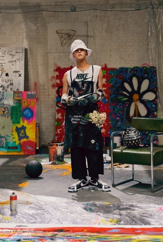  
G-Dragon hợp tác cùng thương hiệu thể thao ra mắt mẫu giày mới. (Ảnh: Twitter)