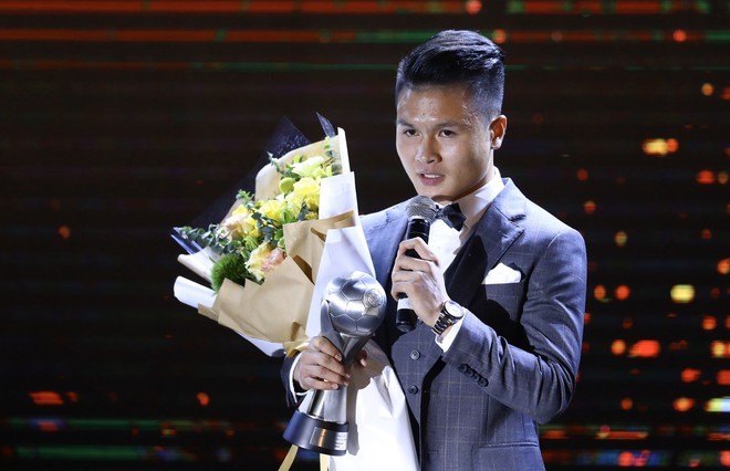  
Quang Hải nhận giải thưởng Cầu thủ xuất sắc nhất Đông Nam Á tại AFF Awards 2019.