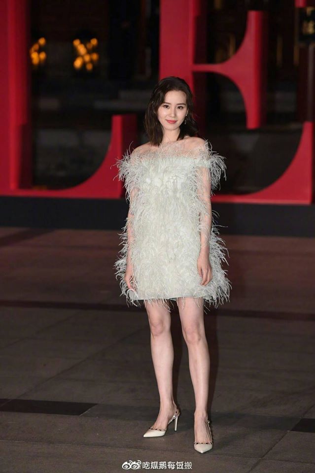 
Lưu Thi Thi bị "dìm" trầm trọng với bộ váy rườm rà. (Ảnh: Weibo).