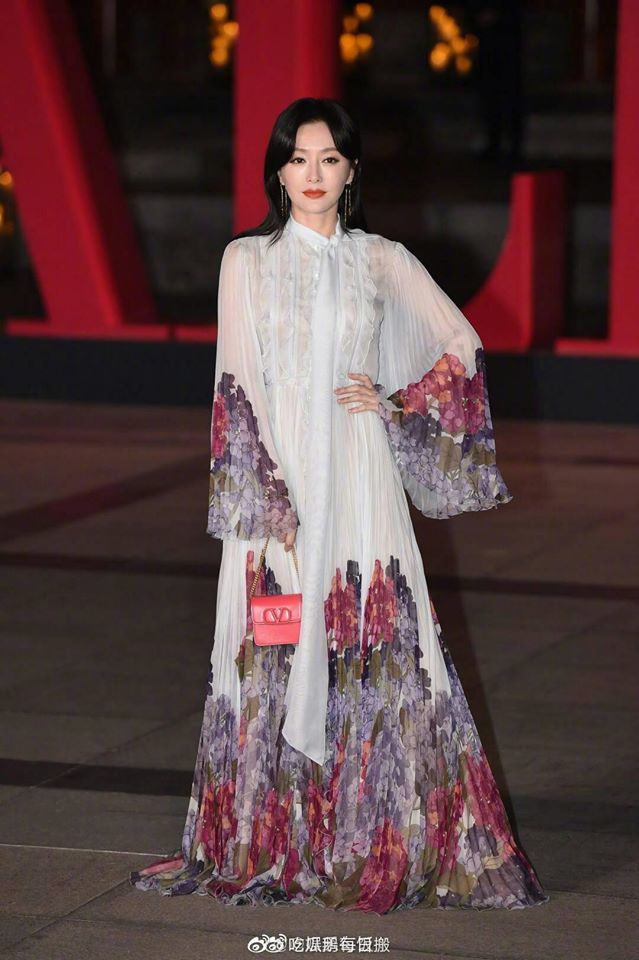  
Tần Lam trông già hơn với chiếc váy lòe xòe. (Ảnh: Weibo).