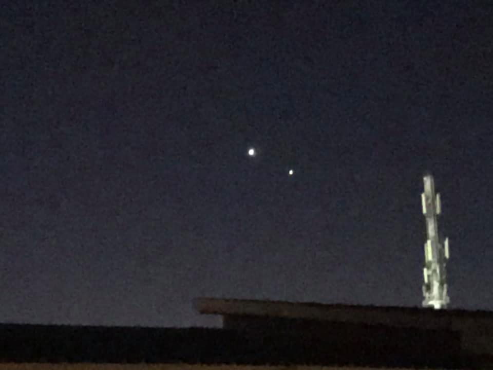 Hình ảnh sự xuất hiện của hai hành tinh Sao Mộc và Sao Kim trên bầu trời vào tối 24/11. (Ảnh: Facebook E.M)