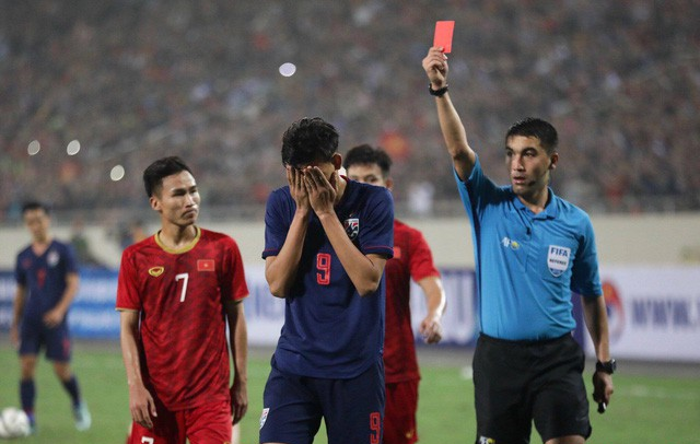  
Supachai nhận thẻ đỏ sau khi chơi xấu Đình Trọng.