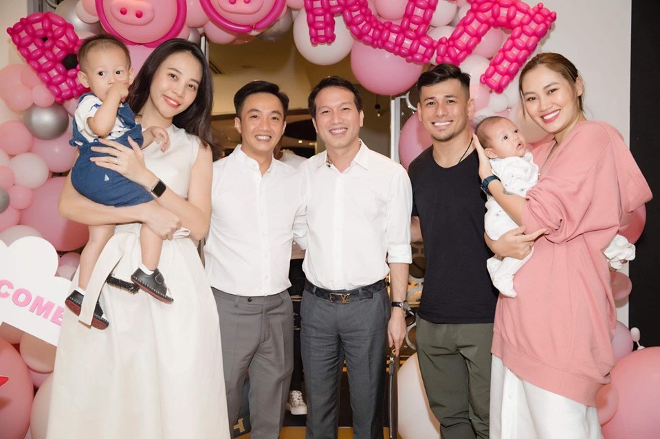  
Vợ chồng stylist Pông Chuẩn đưa cả hai quý tử đi dự tiệc sinh nhật con gái bạn thân. - Tin sao Viet - Tin tuc sao Viet - Scandal sao Viet - Tin tuc cua Sao - Tin cua Sao