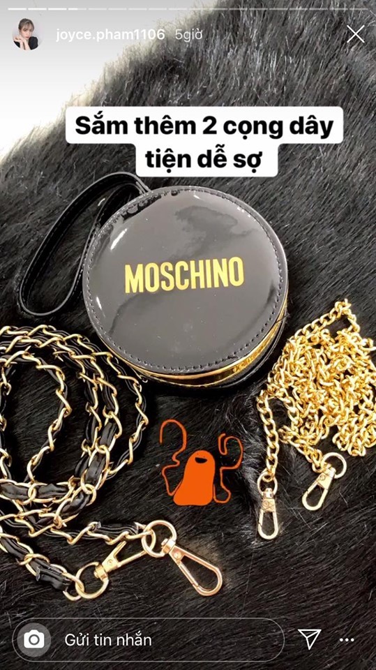  
Chiếc túi nhỏ vải da bóng của Moschino cũng được người đẹp sinh năm 1999 "tậu" về. "Rich kid" mua thêm hai cọng dây đeo khác nhau để phối hợp với nhiều phong cách. 