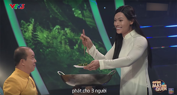  
Võ Tấn Phát hoá thân thành "Chị Mỹ Tâm xào rau". 