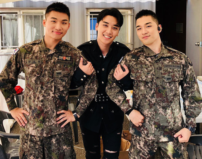  
Deasung và Taeyang trong quân ngũ. (Ảnh: Google)