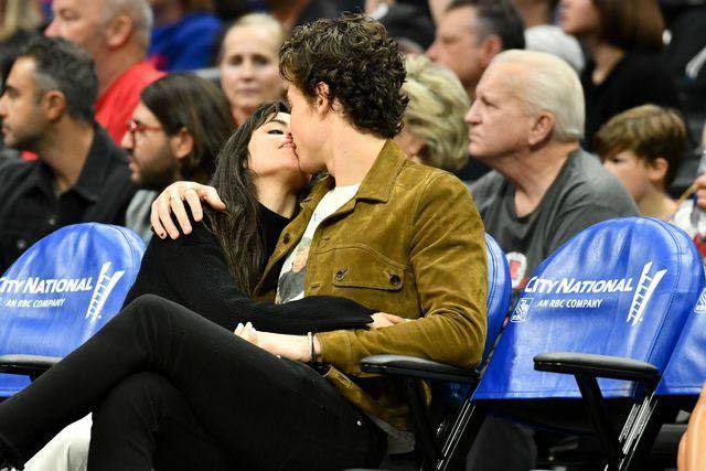 Shawn và Camila gây ức chế khi hôn nhau liên tục nơi công cộng