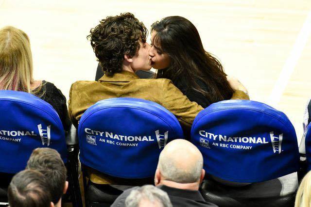 Shawn và Camila gây ức chế khi hôn nhau liên tục nơi công cộng