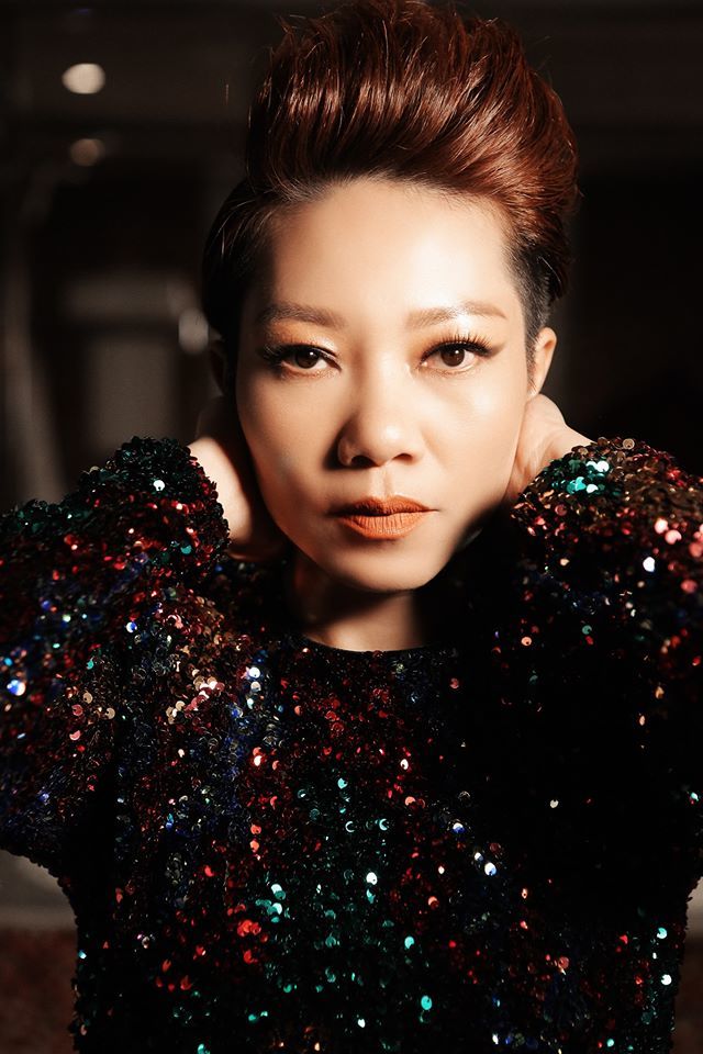  
Trần Thu Hà diện bộ cánh saquin, ca sĩ đã thể hiện hai ca khúc trong show diễn cùng với Thanh Lam. 