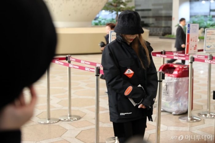Taeyeon mặc đồ đen che kín mặt ở sân bay sau ngày Goo Hara qua đời