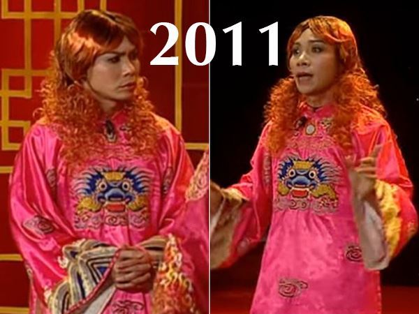  
3 năm tiếp theo cô Đẩu đã chuyển sang bộ cánh màu hồng, lúc này kiểu tóc đã thay đổi từ dài xoăn, mái ngố đến xù mì. Đây cũng chính là mốt tóc được yêu thích nhất trong thời điểm đó. 