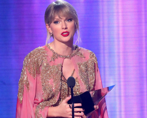 Taylor Swift trở thành nghệ sĩ nhận nhiều cúp nhất trong lịch sử AMAs