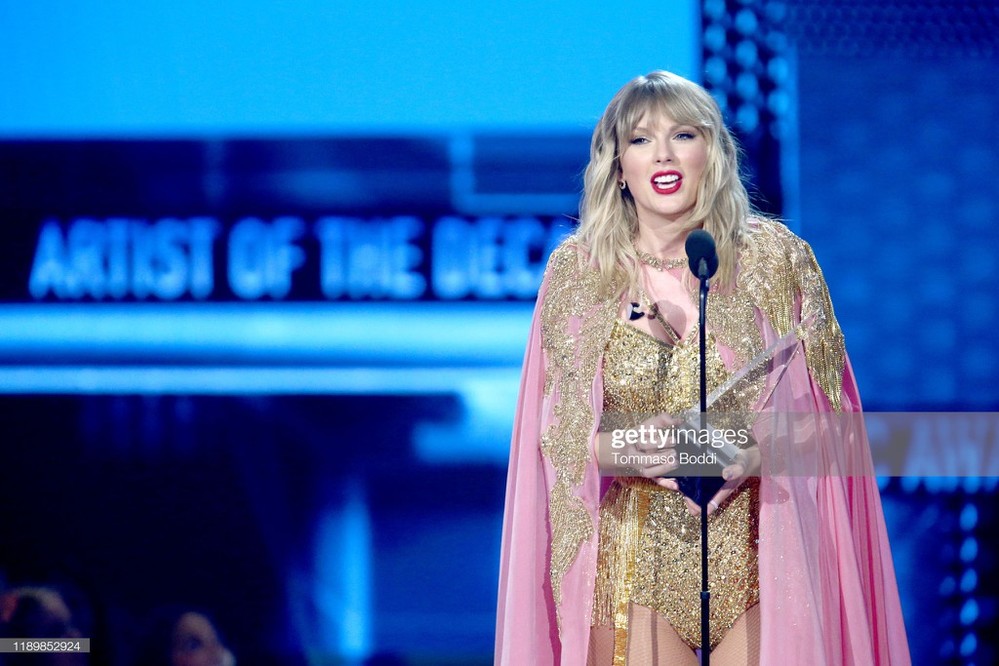  
Taylor Swift dành giải thưởng “Nghệ sĩ của năm” tại AMAs 2019. (Ảnh: AMAs)