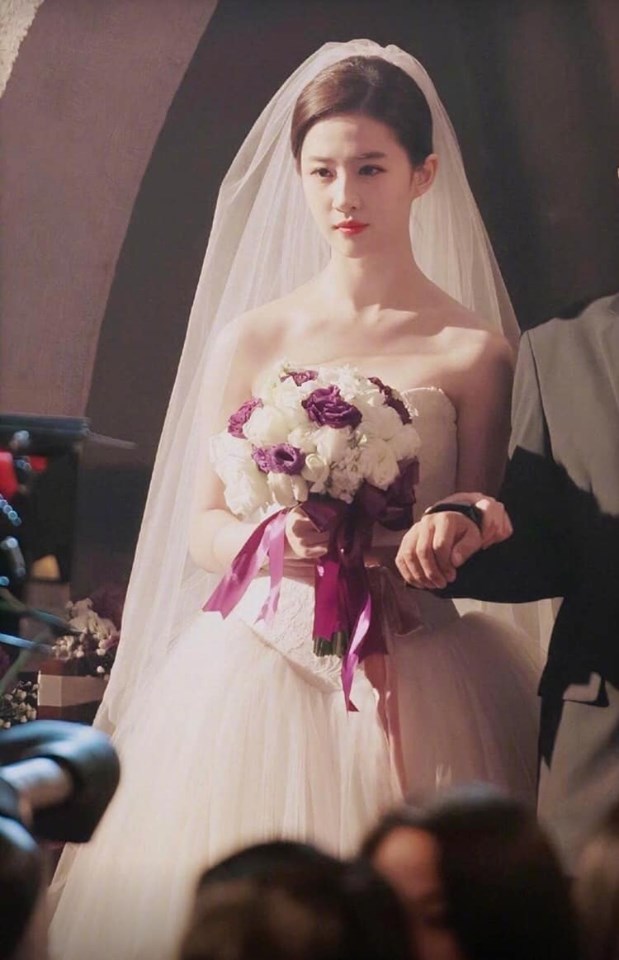 
Lưu Diệc Phi trong trang phục váy cưới khiến netizen xuýt xoa khen đẹp. (Ảnh: Weibo).