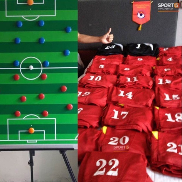  
Trước buổi họp, áo đấu của các cầu thủ sẽ được xếp gọn để các cầu thủ tự chọn số áo mới của mình.