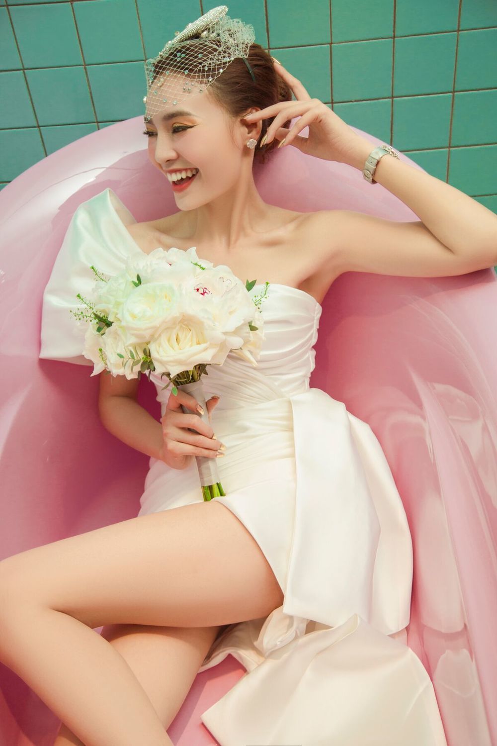  
Bộ ảnh "em cũng muốn lấy chồng" của Lan Ngọc nhận được lời khen của người hâm mộ. Trong chiếc váy cưới phá cách màu trắng, diên viên cầm hoa và đeo mạng che đầu mang lại hình ảnh cô dâu sexy, hiện đại. 
