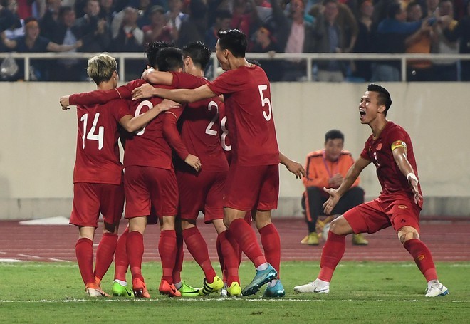  
Thắng UAE, Việt Nam đã vươn lên dẫn đầu bảng G.