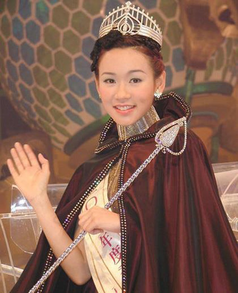  
Loạt bê bối trên đã khiến sự nghiệp của cựu hoa hậu tuột dốc không phanh, cô bị đài TVB cắt đứt hợp đồng và các nhãn hàng nổi tiếng từ chối.
