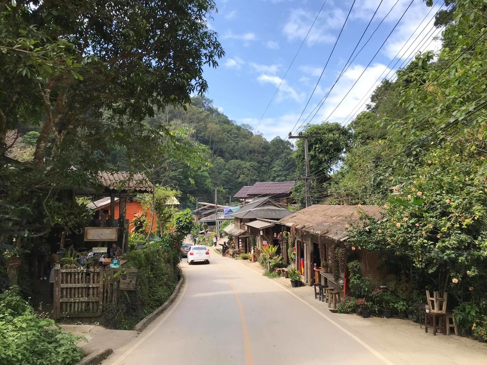 Đây là một ngôi làng nhỏ nằm ẩn hiện giữa thung lũng xanh mướt mát. Muốn đến đây bạn có thể thuê xe hơi, bao xe Songthaew nguyên ngày hoặc chạy xe máy 70km từ Chiang Mai. Quãng đường đi dọc sườn núi quanh co nhưng phong cảnh rất đẹp. Baan Meakompong có suối, đồi, vườn xanh ngắt, đặc biệt là nhiều quán ăn địa phương cũng như tiệm cà phê đẹp tuyệt vời. 