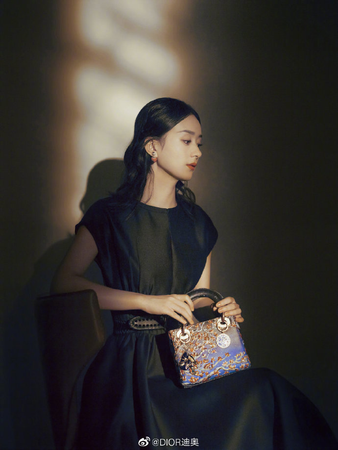  
Hình ảnh được Dior tung ra ngày hôm qua vẫn chưa hoàn toàn thuyết phục được netizen. (Ảnh: Weibo).