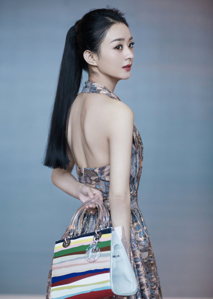  
Bóng lưng trần đầy gợi cảm của bà xã Phùng Thiệu Phong. (Ảnh: Weibo).