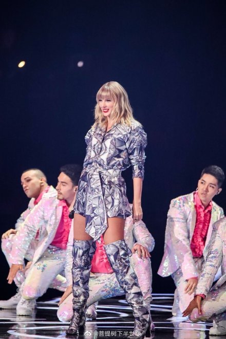  
Taylor Swift có mặt tại Đêm Hội Độc Thân và trình diễn 3 ca khúc. (Ảnh: Weibo).