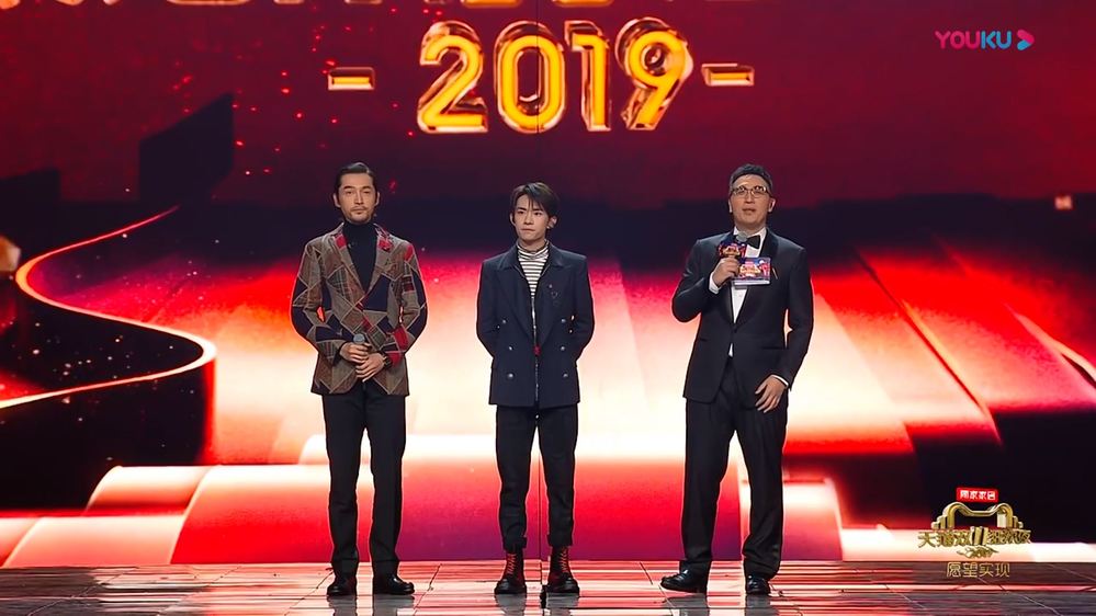  
Hồ Ca và Dịch Dương Thiên Tỉ trên sân khấu của đêm hội T-Mall Double 11 Gala 2019 đài Chiết Giang. (Ảnh: Weibo).