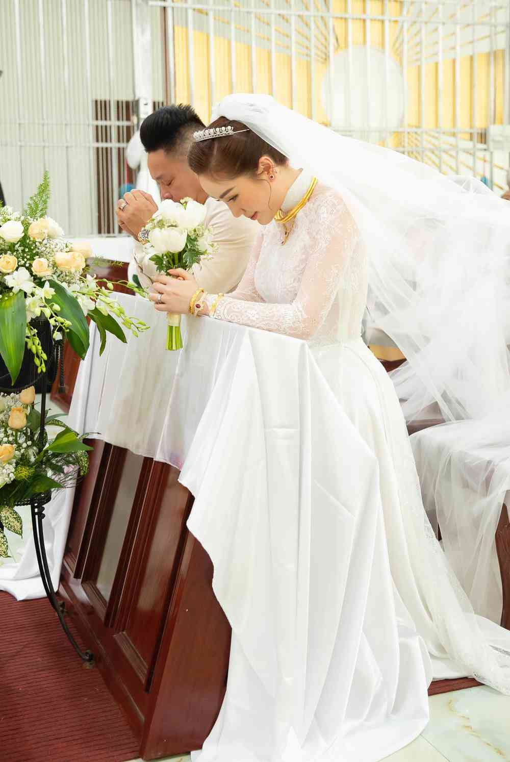 Trọn vẹn khoảnh khắc lễ cưới tại nhà thờ của Bảo Thy và ông xã - Tin sao Viet - Tin tuc sao Viet - Scandal sao Viet - Tin tuc cua Sao - Tin cua Sao