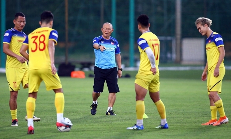  
Đội tuyển Việt Nam tập trung cho 2 trận đấu gặp UAE và Thái Lan.