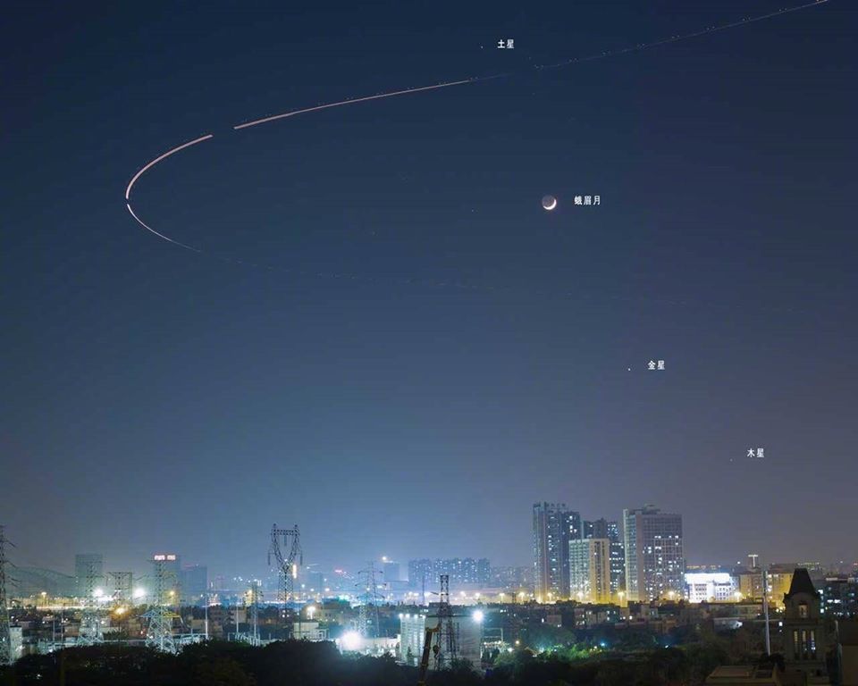  
Hình ảnh Sao Thổ, Sao Kim, Sao Mộc và Mặt Trăng nằm thằng hàng trên bầu trời. (Ảnh: Weibo)