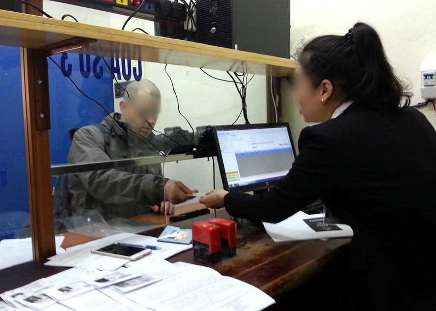  
Thủ tục đổi giấy phép lái xe cho người nước ngoài ở Việt Nam. (Ảnh: Báo giao thông)