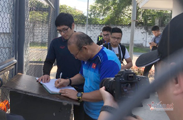  
Thầy trò HLV Park Hang Seo phải ký tên điểm danh mới được vào sân tập. (Ảnh: Dân Trí, Vietnamnet).