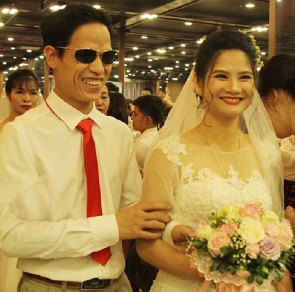  
Vợ chồng anh Đỗ Duy Thiết và chị Giang Thị Hoa trong đám cưới "thứ hai" sau hơn 17 năm chung sống. (Ảnh: Báo Thanh Niên)