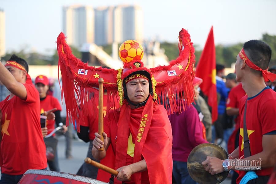 
Bộ cánh đỏ rực đến sân cổ vũ các cầu thủ (Ảnh: Vietnamnet)