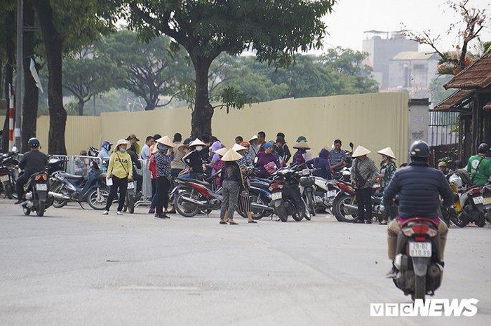  
Phe vé đứng nhộn nhịp trước cổng SVĐ Mỹ Đình (Ảnh: VTC News)