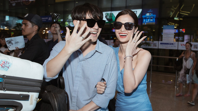  
Cả hai vợ chồng tươi tắn đã về lại Sài Gòn hôm qua sau vài ngày chuẩn bị hôn lễ đám cưới tại Phú Quốc.  - Tin sao Viet - Tin tuc sao Viet - Scandal sao Viet - Tin tuc cua Sao - Tin cua Sao
