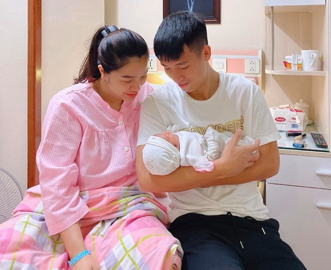 
Gia đình hạnh phúc của Bùi Tiến Dũng - Khánh Linh.