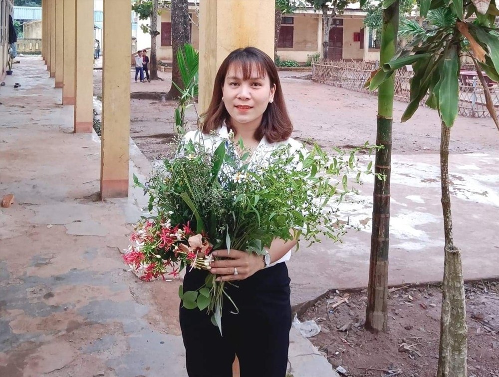  
Bó hoa đẹp nhất mà cô giáo nhận được trong ngày 20/11 được hái bằng tình cảm của học trò nghèo (Ảnh: Đặng Thái Nguyên)