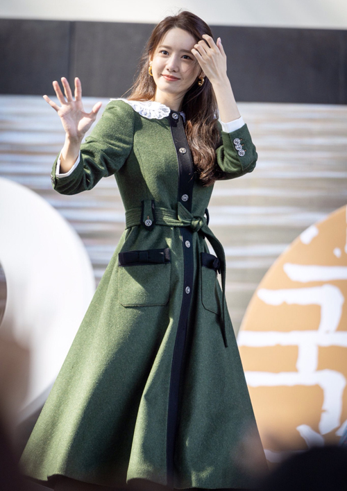  
Yoona hóa quý cô thanh lịch với chiếc váy xanh chất len nỉ chân xòe, chiếc Loden Coat có giá  4.200 USD (100 triệu đồng) của nhà mốt Miu Miu. 
