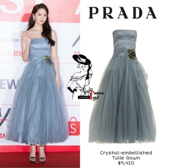  
Chiếc váy của Prada có giá 225 triệu đồng. 