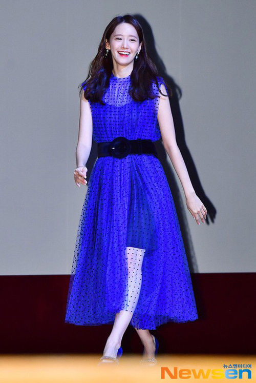 
Chiếc váy xanh voan chấm bi đươc ca sĩ lựa chọn để xuất hiện trong buổi quảng bá phim EXIT - Lối thoát trên không. Thiết kế xanh cô ban nổi bật có giá 3.600 USD (tương đương 86 triệu). 