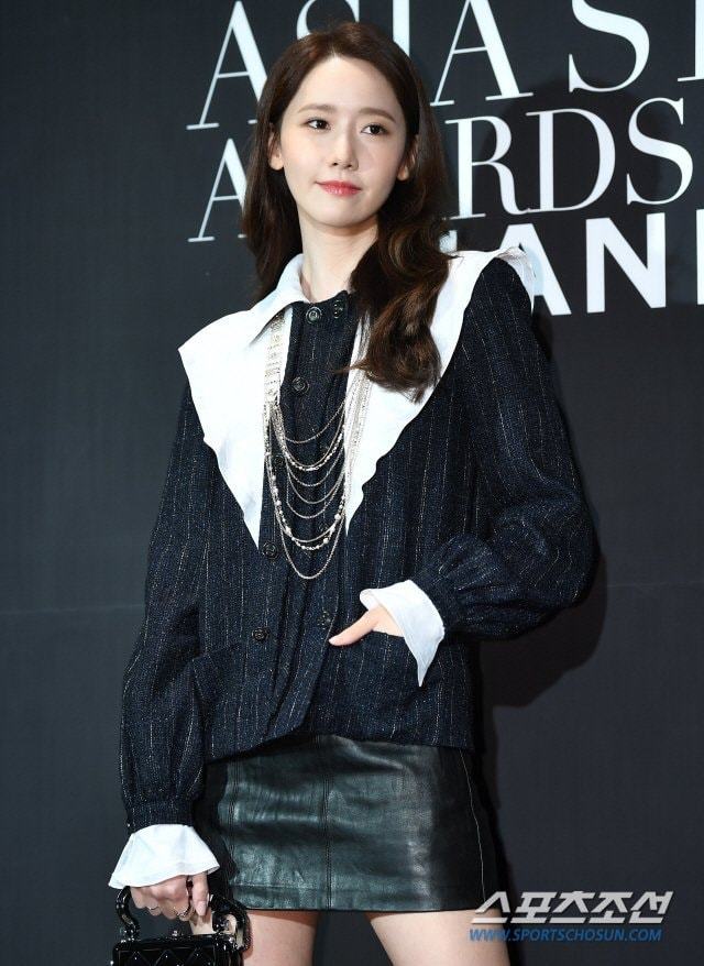  
Yoona diện "cây" đen trong sự kiện của Chanel, riênh chiếc túi xách và dây chuyền của nhà mốt Pháp đã có giá gần 200 triệu đồng. 