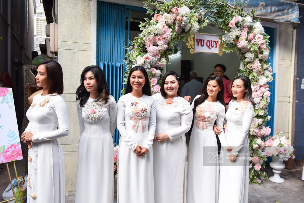  
Đội hình nhà gái cũng diện áo dài trắng dịu dàng đón các mỹ nam. - Tin sao Viet - Tin tuc sao Viet - Scandal sao Viet - Tin tuc cua Sao - Tin cua Sao