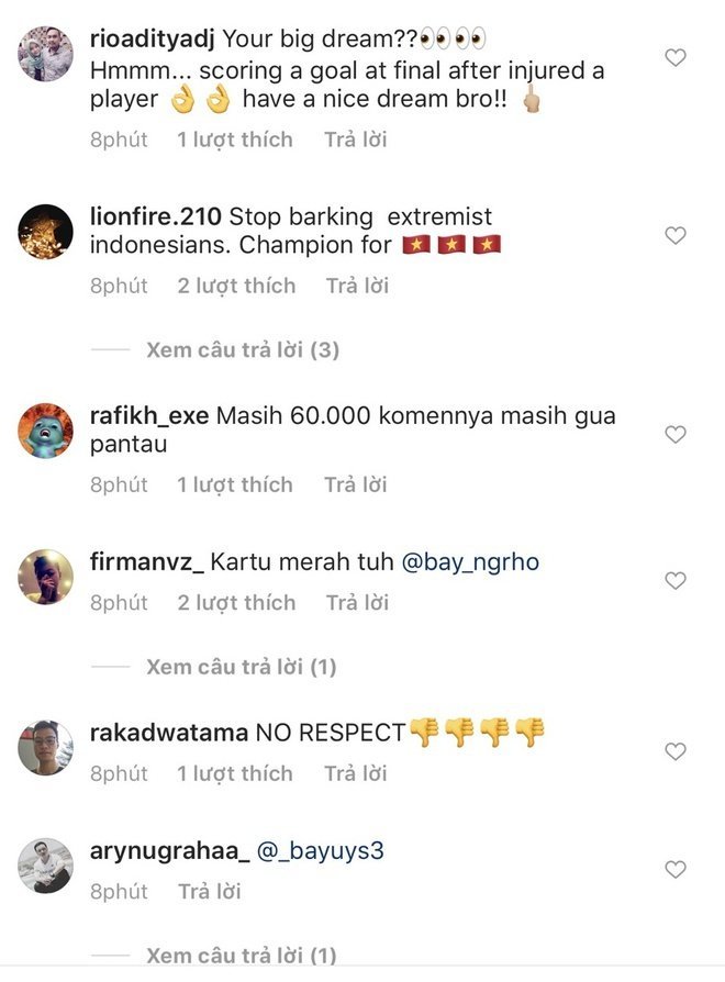  
Cổ động viên Indonesia bình luận bất lịch sự với Văn Hậu vì nghĩ anh cố tình chơi xấu. (Ảnh: chụp màn hình)