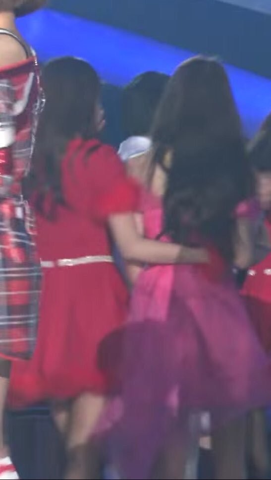  
IU đến ôm eo Jiyeon ngay sau phần encore của sự kiện âm nhạc. (Ảnh: Chụp màn hình)
