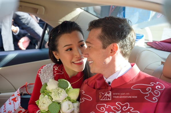 Hoàng Oanh cười tít mắt khi được chồng Tây soái ca hôn trong lễ cưới - Tin sao Viet - Tin tuc sao Viet - Scandal sao Viet - Tin tuc cua Sao - Tin cua Sao