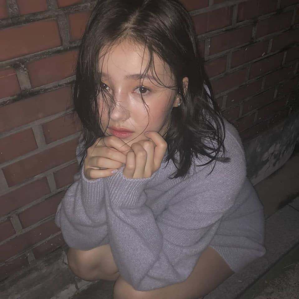  
Nancy bất ngờ đăng tải hình ảnh tóc tai rũ rượi ngồi ở ngoài đường vào đêm muộn. (Ảnh: IG)