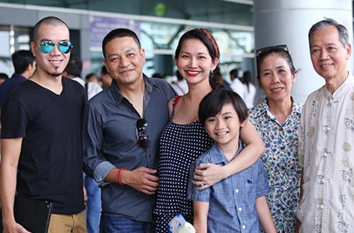  
Ngày Kim Hiền cùng gia đình mới đi định cư ở Mỹ, DJ Phong cũng có mặt để tiễn vợ cũ và con trai. (Ảnh: eva) - Tin sao Viet - Tin tuc sao Viet - Scandal sao Viet - Tin tuc cua Sao - Tin cua Sao