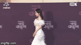 
Irene diện chiếc đầm lông trắng đến thảm đỏ KBS Gayo Daechukje 2019. (Ảnh: Twitter/cắt clip)