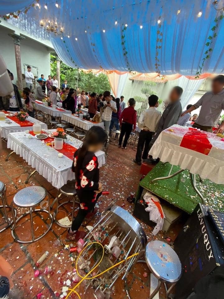  
Hình ảnh tan hoang sau lễ cưới (Ảnh: Nguyễn Khái)